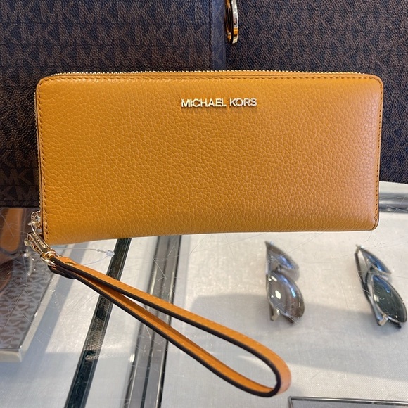 MICHAEL KORS
Leather Continental Wristlet Phone Case Wallet
Sider
NWT - Picture 2 of 16